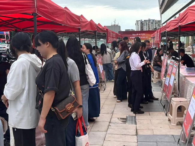 搭建家門(mén)口就業(yè)橋梁!瑞方人力助力高校畢業(yè)生人崗高效匹配 第1張 搭建家門(mén)口就業(yè)橋梁!瑞方人力助力高校畢業(yè)生人崗高效匹配 第1張